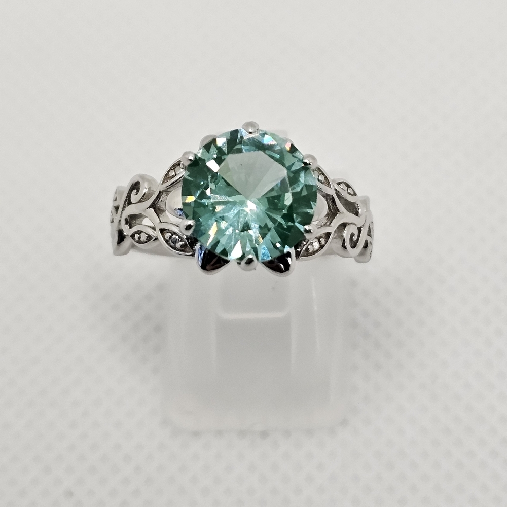 Enchanting Lab Created Green Spinel Sterling Silver Ring Size 8! - Picture 6 of 8